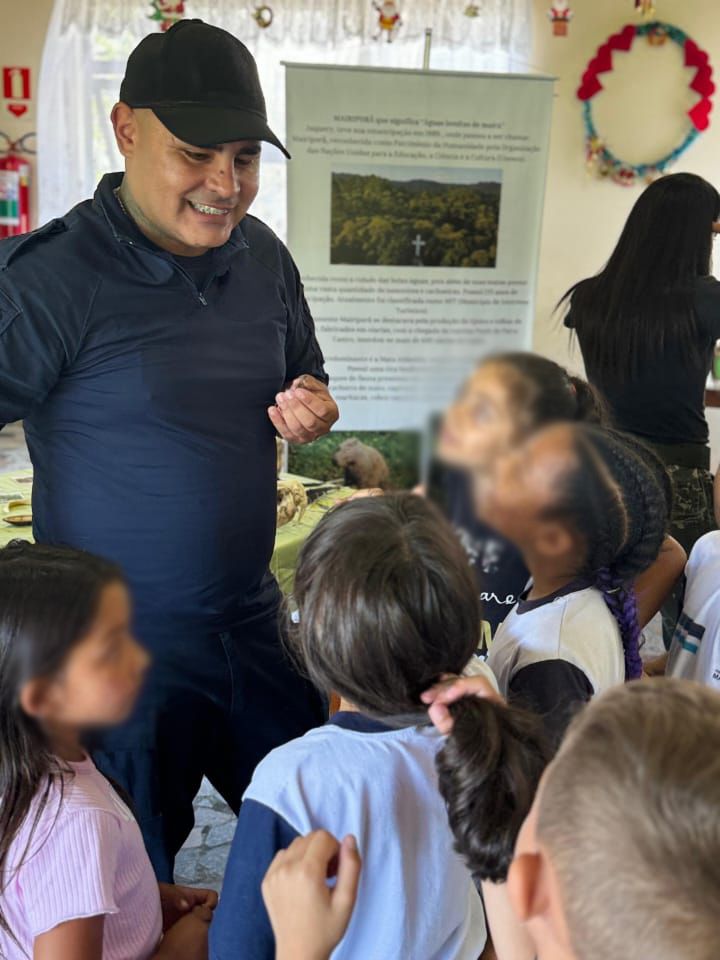 Celso Junior apresentando o material didático da palestra para uma turma de alunos